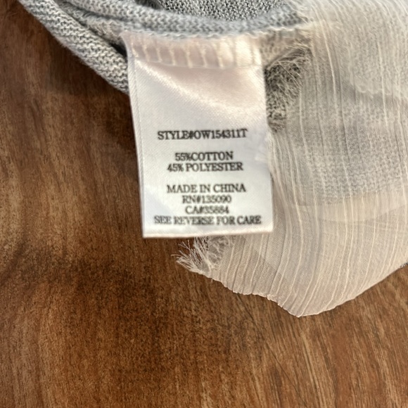 Others Follow Gray Split Back Blouse size M - Picture 6 of 8